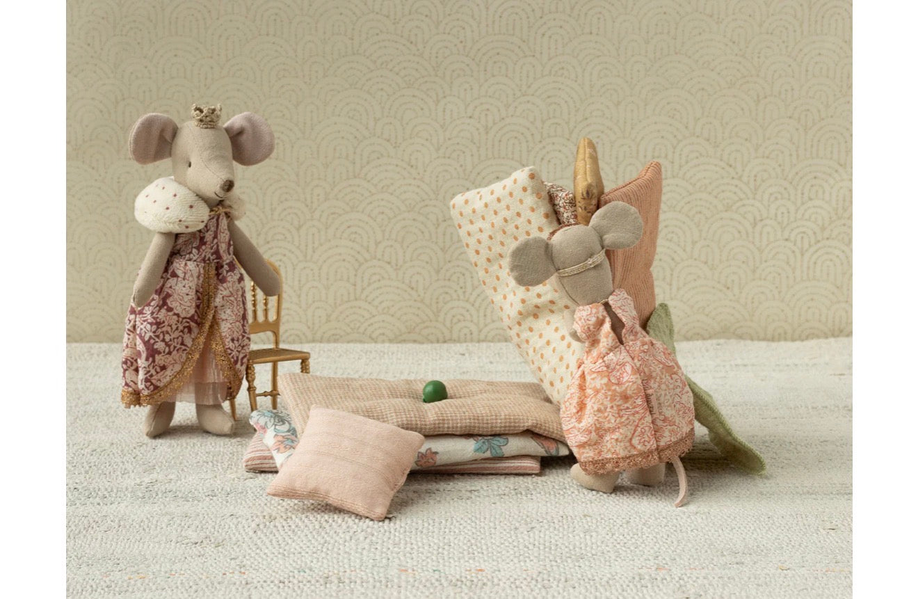 Princess and the Pea Big Sister Mouse