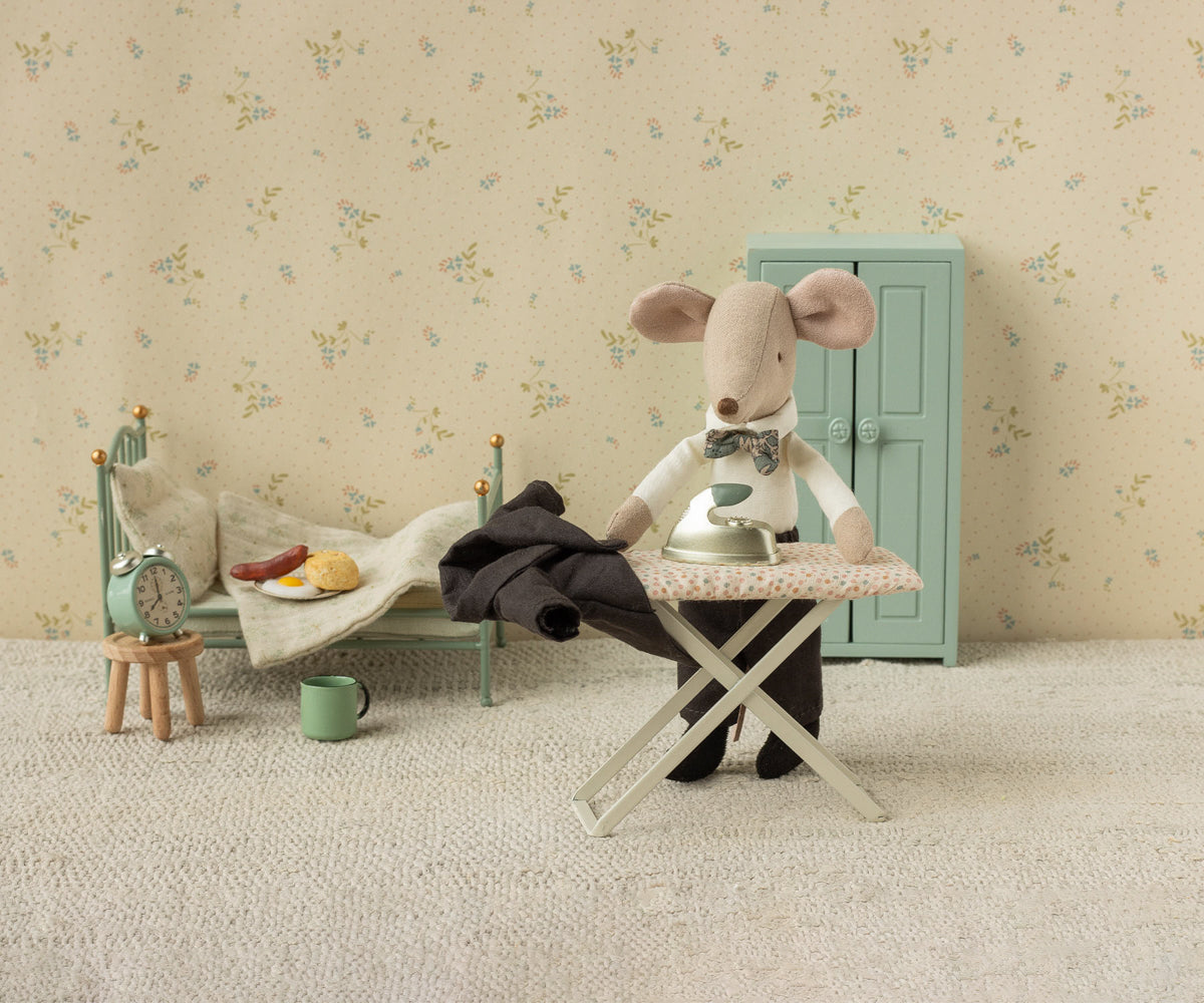 Iron and ironing board, mouse