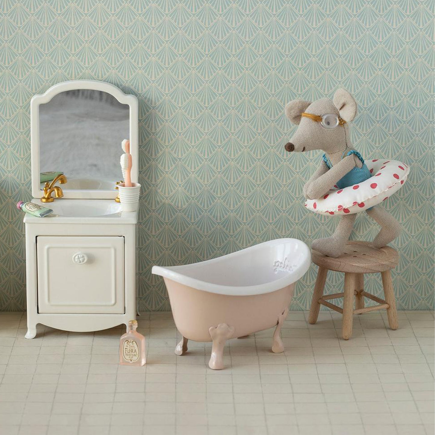 Maileg Bathtub Mouse in Rose — Miniature Dollhouse Accessory
